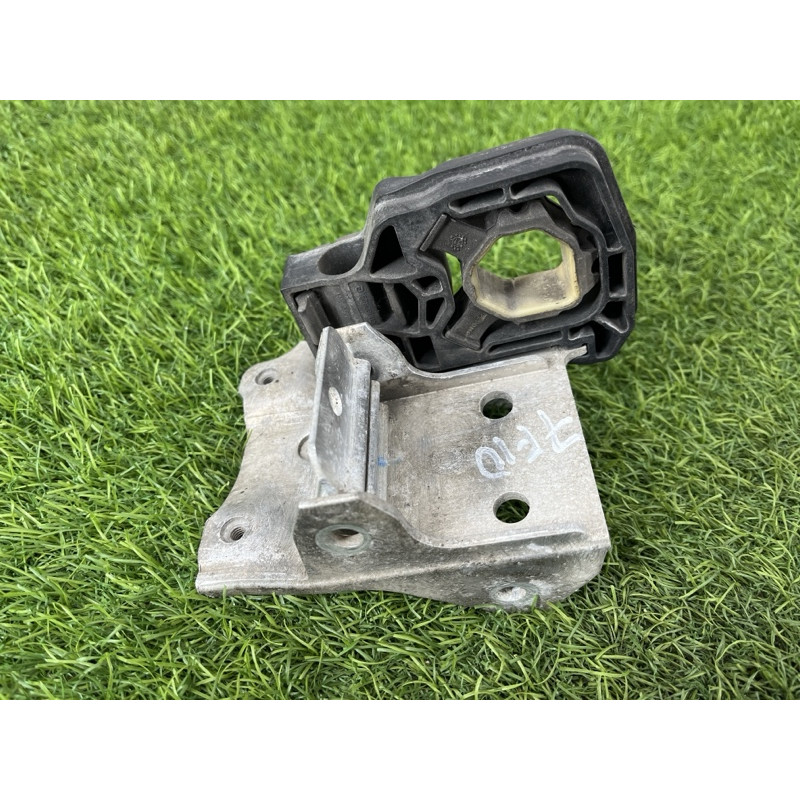 Крепление радиатора (кузов и элементы) BMW 5-series F10 2011 2.0 N47N 51117186513