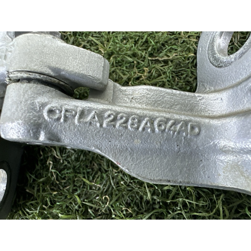 Петля двери (кузов і елементи) LAND ROVER Range Rover Velar L560 2018 2.0 LR073595