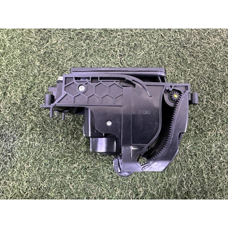 Подстаканник (салон) LAND ROVER Range Rover Velar L560 2018 2.0 LR111094