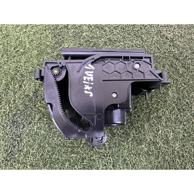 Подстаканник (салон) LAND ROVER Range Rover Velar L560 2018 2.0 LR111094