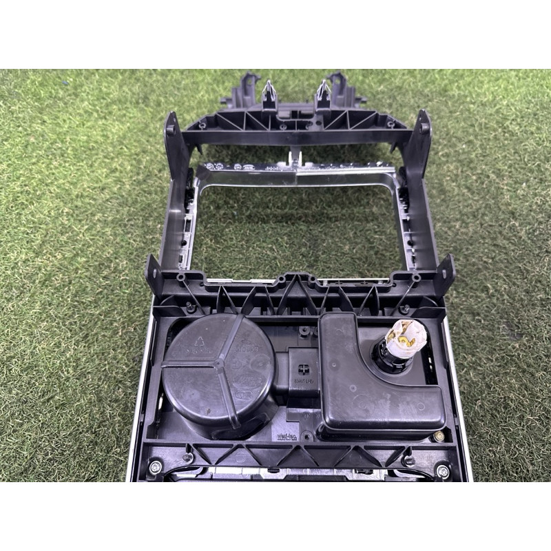 Кріплення центральної консолі (салон) LAND ROVER Range Rover Velar L560 2018 2.0 LR106965