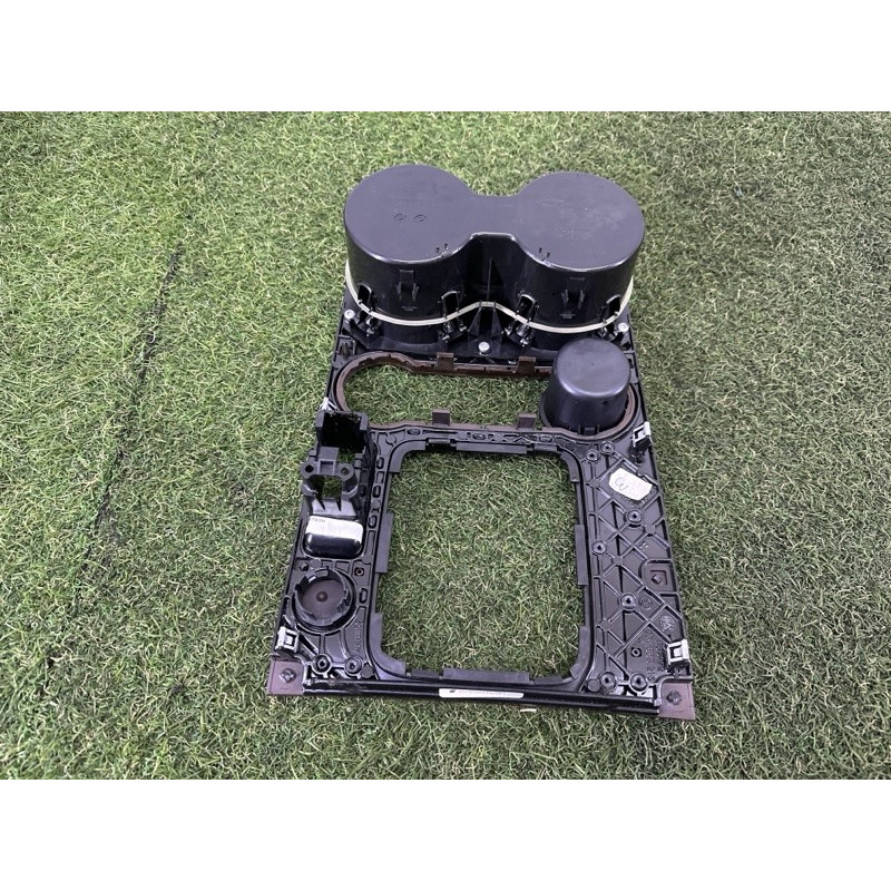 Декоративная накладка центральной консоли (салон) Volkswagen Touareg NF 2012 3.0 7P1863212CME1