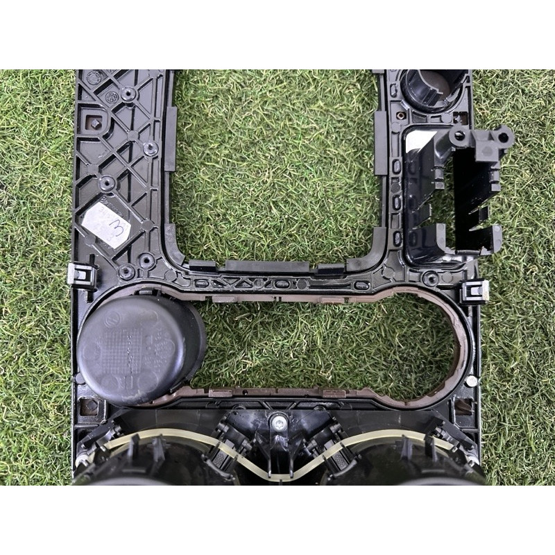 Декоративная накладка центральной консоли (салон) Volkswagen Touareg NF 2012 3.0 7P1863212CME1
