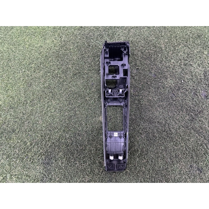 Накладка центральної консолі (салон) Hyundai Sonata DN8 2020 2.5 84650L0100SSW