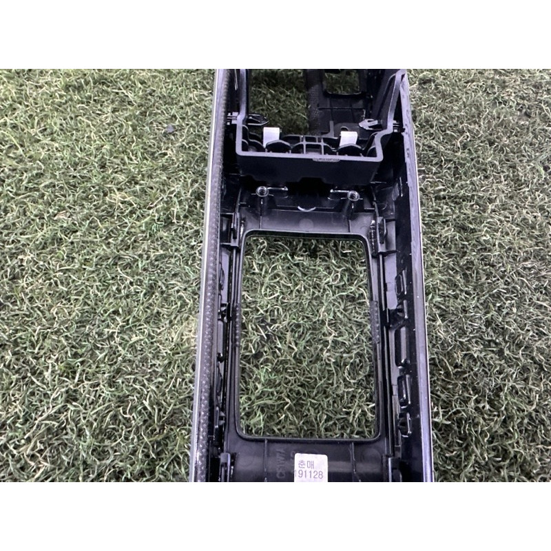 Накладка центральної консолі (салон) Hyundai Sonata DN8 2020 2.5 84650L0100SSW