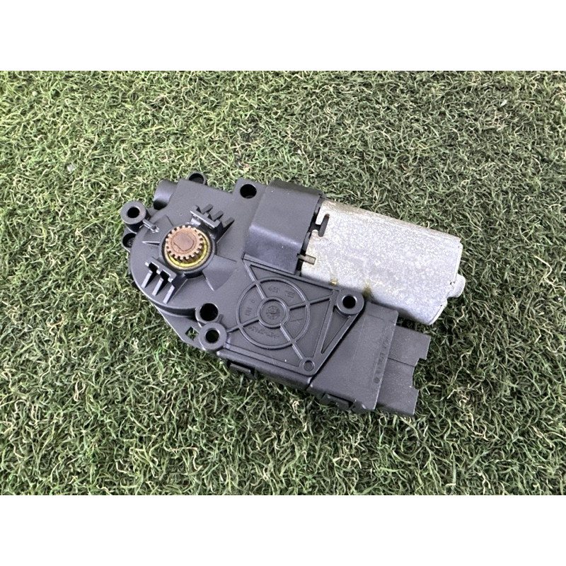 Мотор люка (електрика) LAND ROVER Range Rover Velar L560 2018 2.0 LR109036