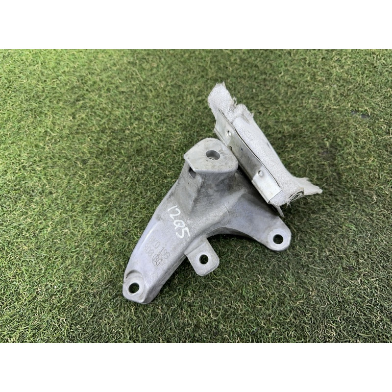Кріплення подушки двигуна (кронштейни двигуна) AUDI Q5 8R 2012 3.2 4G0199308N
