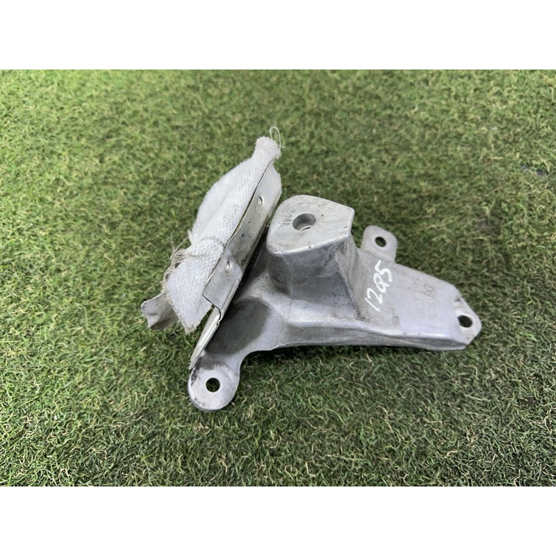 Кріплення подушки двигуна (кронштейни двигуна) AUDI Q5 8R 2012 3.2 4G0199308N