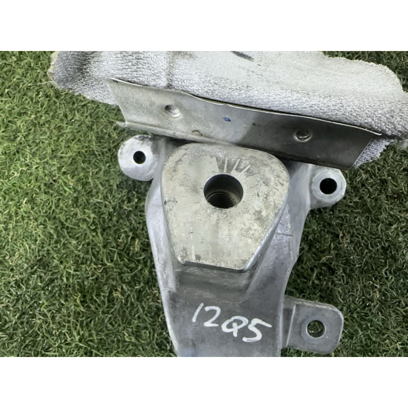 Кріплення подушки двигуна (кронштейни двигуна) AUDI Q5 8R 2012 3.2 4G0199308N