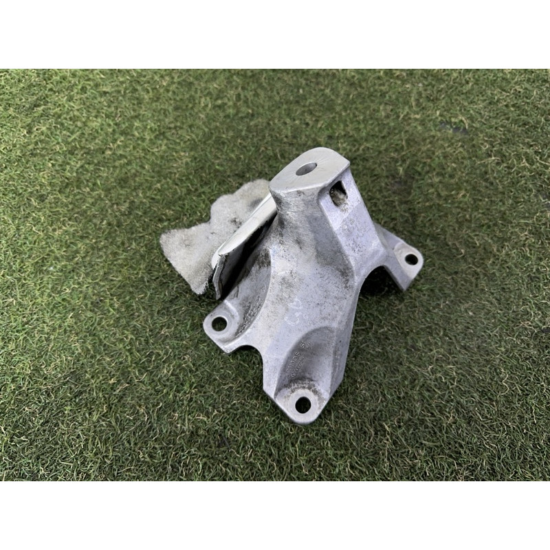 Кронштейн подушки двигателя (кронштейны двигателя) AUDI Q5 8R 2012 3.2 8K0199307BF