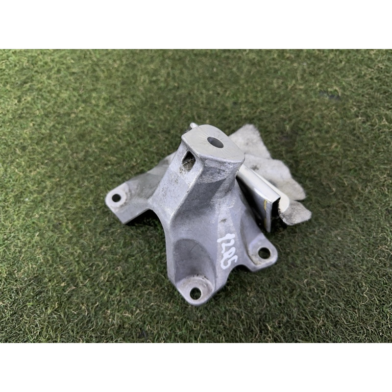 Кронштейн подушки двигателя (кронштейны двигателя) AUDI Q5 8R 2012 3.2 8K0199307BF