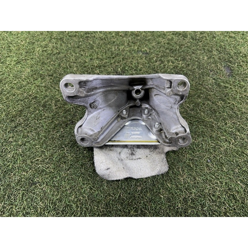 Кронштейн подушки двигателя (кронштейны двигателя) AUDI Q5 8R 2012 3.2 8K0199307BF