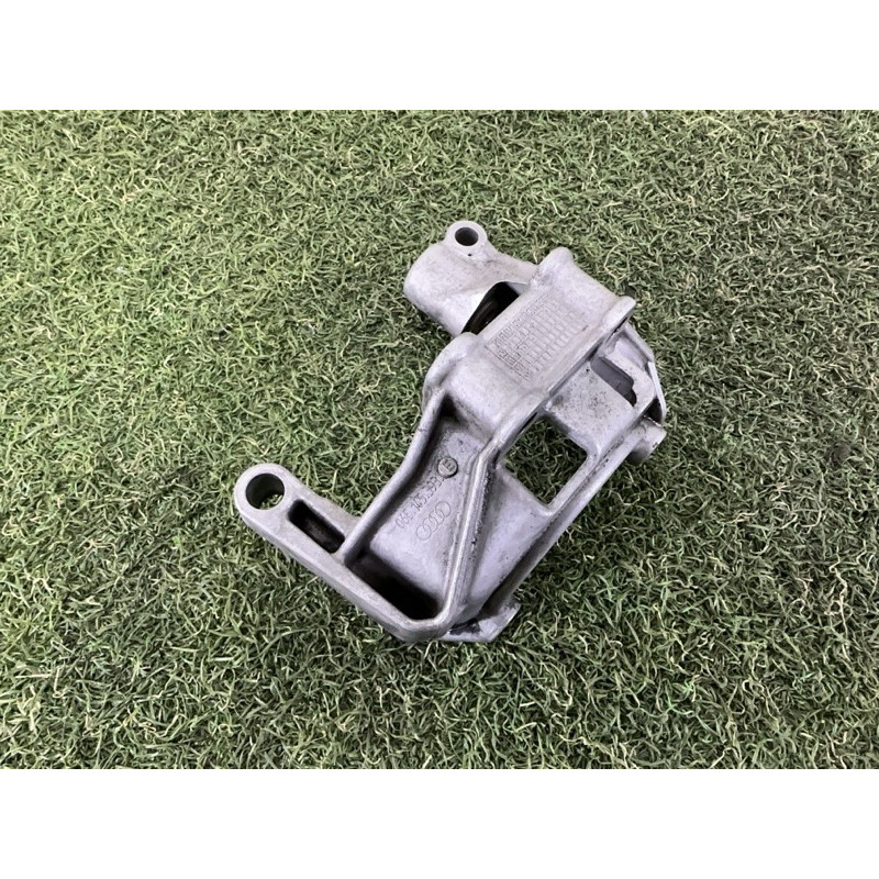 Кронштейн насоса гидроусилителя (кронштейны двигателя) AUDI Q5 8R 2012 3.2 06E145393E