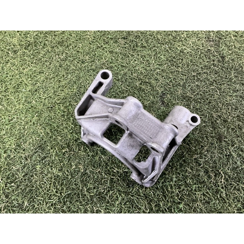 Кронштейн насоса гидроусилителя (кронштейны двигателя) AUDI Q5 8R 2012 3.2 06E145393E